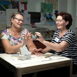 Eine Patientin hat aus einem Speckstein ein Herz modelliert. Sie präsentiert es zusammen mit der Therapeutin. Eine Patientin hat aus einem Speckstein ein Herz modelliert. Sie präsentiert es zusammen mit der Therapeutin.